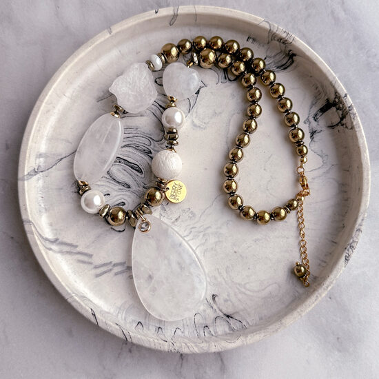 AKMENĖLIŲ KAKLO PAPUOŠALAI 