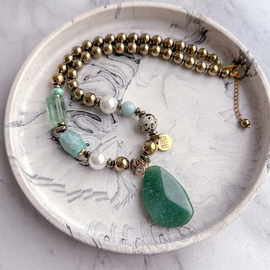 Kaklo papuošalas: Lively