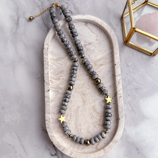 Kaklo papuošalas: Pilka elegancija