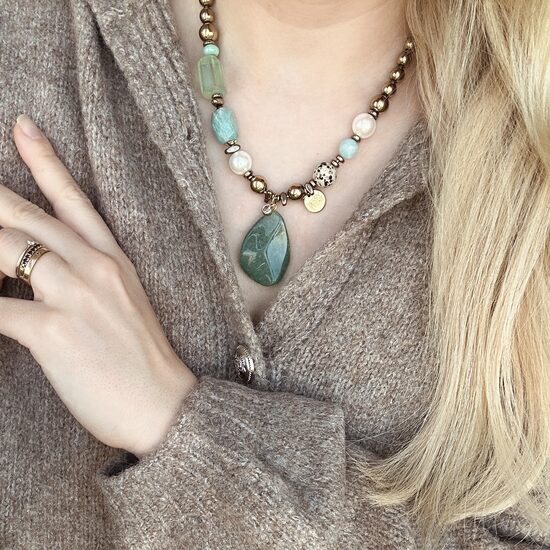 Kaklo papuošalas: Lively