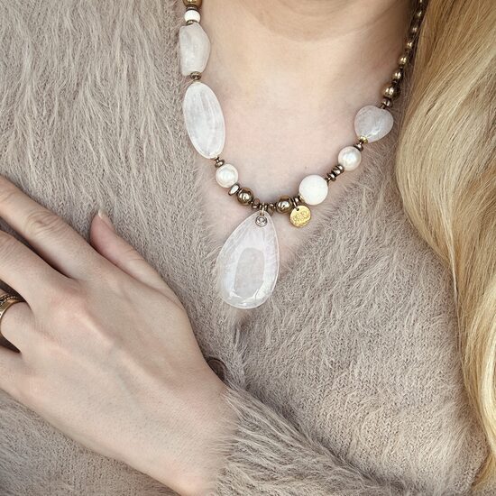 AKMENĖLIŲ KAKLO PAPUOŠALAI 